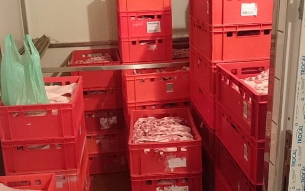 Három és fél tonna húst foglaltak le egy fővárosi nagykereskedésben