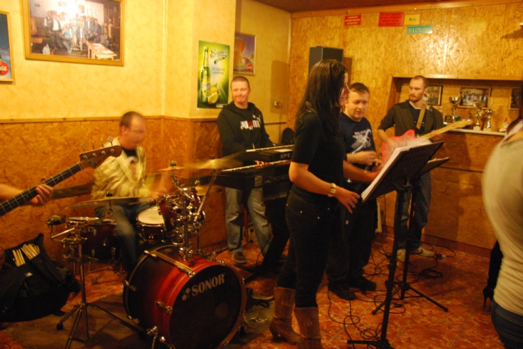 KOKTÉL zenekar bulija a Vakegér borozóban (Fotózta: Nagy Mária)