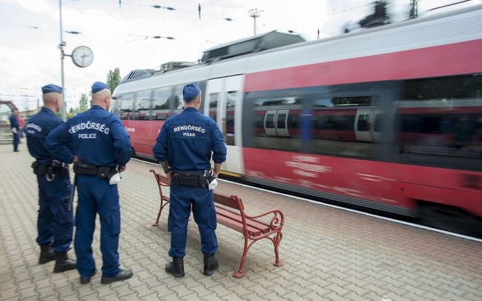 A mosonmagyaróvári rendőrök 59 migránst fogtak el