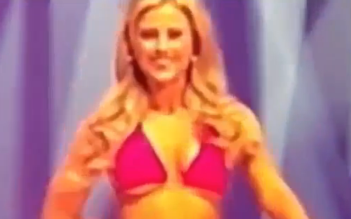 A kifutón pottyant le Miss Beverly Hills bikini felsője (videó)