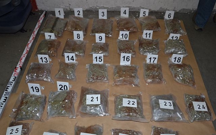 17 kilogramm kábítószer egy autóban Mosonmagyaróváron