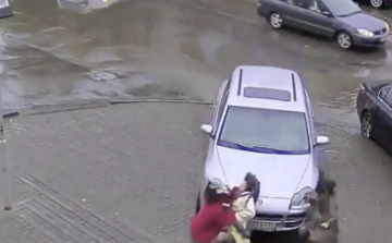 A lépcsőn gázolt halálra egy nőt egy Porsche sofőrje (videó)