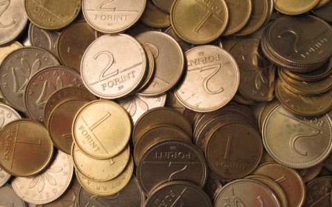 Február végéig válthatók be az 1 és 2 forintos érmék