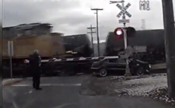 Kétszer ütött el a vonat egy menekülő nőt (videó)