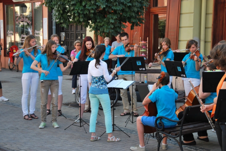 KULT - UTCA A Mosonyi Mihály zeneiskola bemutatkozása (Fotó: Nagy Mária)