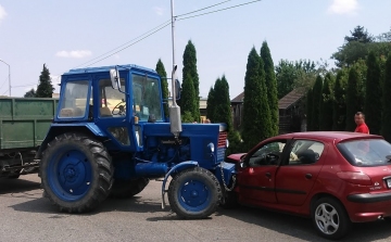 Traktor ütközött autóval Jánossomorján