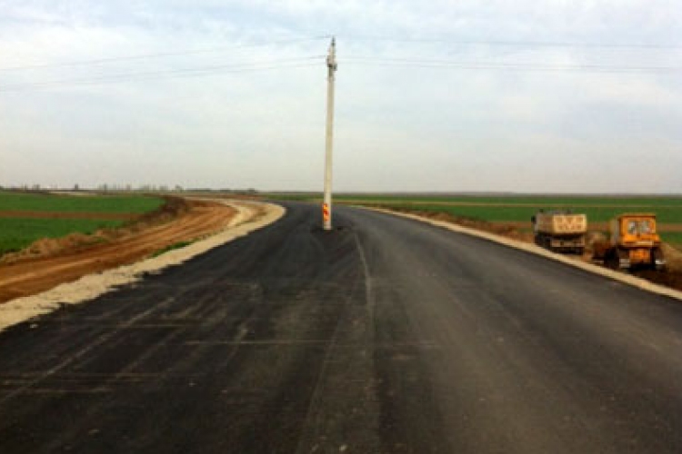 Villanyoszlopot hagytak egy leaszfaltozott út közepén Romániában