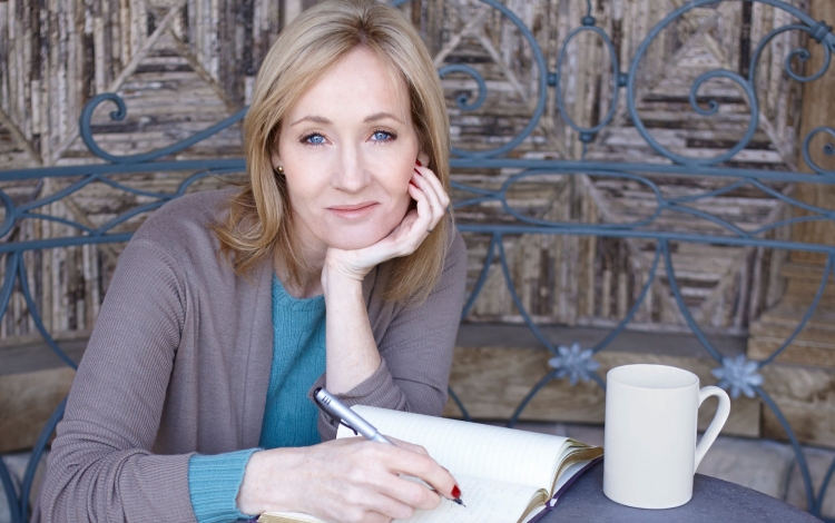 J. K. Rowling írói alteregója nevében nyilatkozott új könyvéről