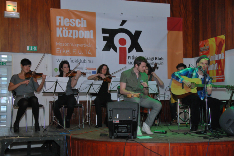 Költészet napja a FIÓK-ban a Kávészünet zenekarral (Fotó: Nagy Mária)