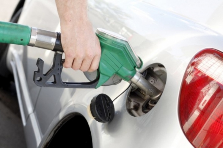 Két forinttal csökkent a benzin ára