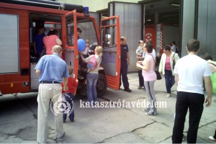 Gyermeknapon megnyílnak a tűzoltószertárak kapui 