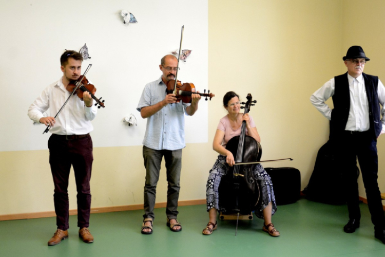 Gyereknap a Pillangó Óvodában és Mini Bölcsődében, a Kislaptáros zenekarral