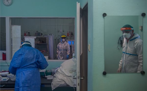 Meghalt két beteg, 64-gyel nőtt a fertőzöttek száma Magyarországon