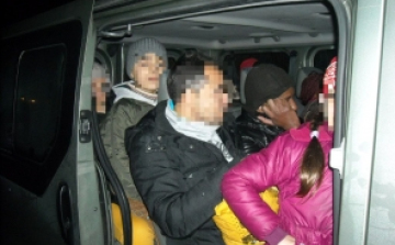 Tizenhat migráns egy mikrobuszban