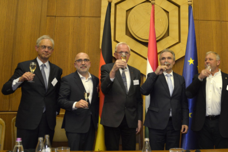 Óriásberuházás az agráriumban - Agrárminisztérium és a FAKT AG közös sajtótájékoztatója