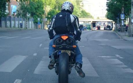 Vezetői engedély nélkül motorozott