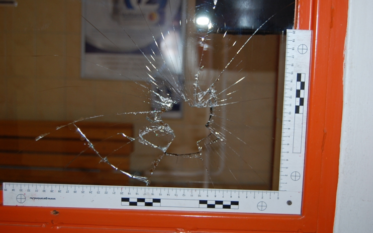 Orvosi rendelő ajtaját törte ki