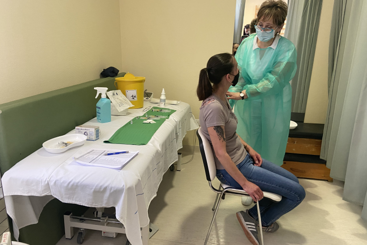 Késő délutánig oltják ma a pedagógusokat