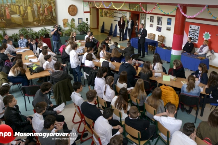 Éljen a magyar szabadság! - történelmi verseny az Ujhelyiben  -  képgalériával