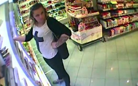 Kozmetikumokat lopott!