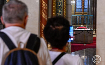 A Szent Korona Testület nem szavazta meg, hogy a koronát az Országház plenáris ülésteremébe mozgassák át a képviselők hivatali esküj