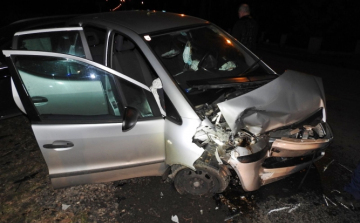 Forgalomból kivont autóval közlekedett - Hárman sérültek meg a balesetben