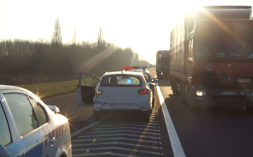 Forgalommal szemben a sztrádán