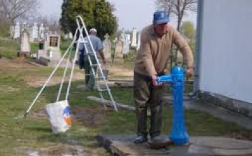Elzárták a kutakat a temetőkben