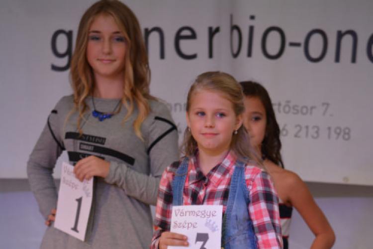 Vármegye szépe verseny 1 (Fotó: Nagy Mária)