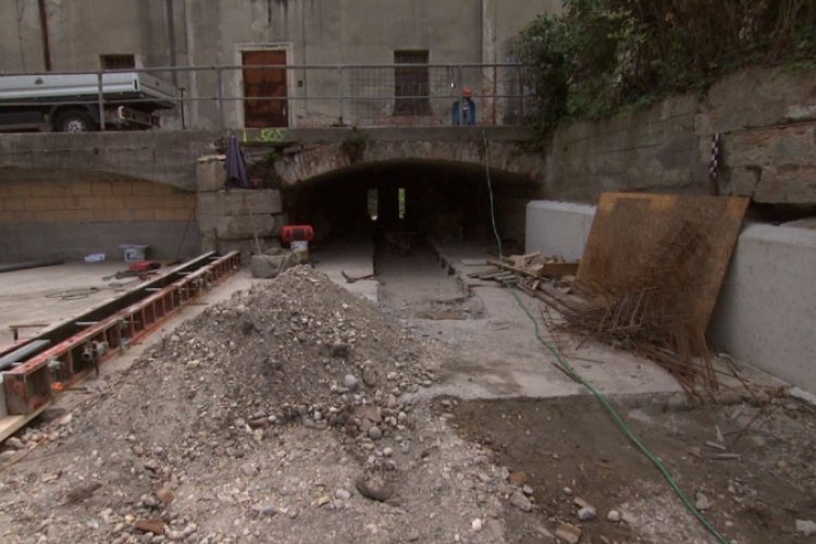 Látványos munkálatok a Lajtán