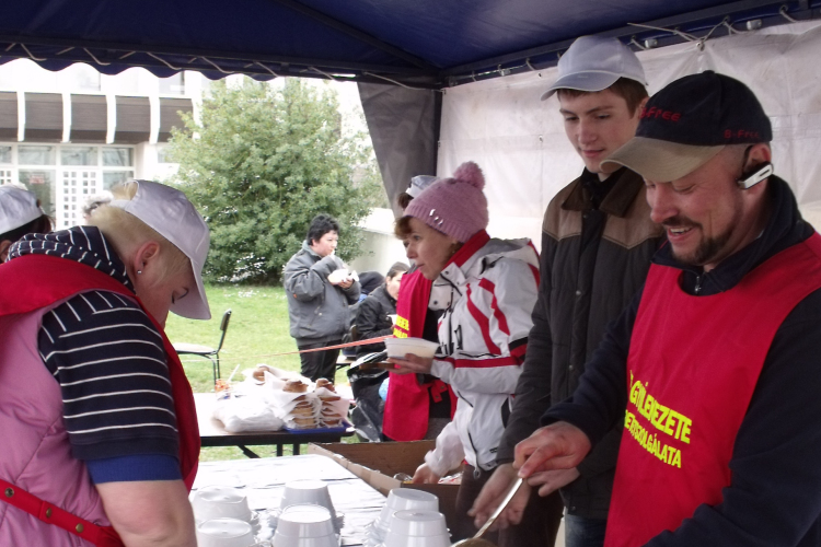 Nem csak Karácsonykor jó dolog adni!