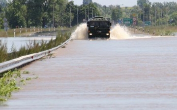 Útszűkűlet és vízátfolyások nehezítik a közlekedést 