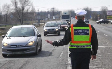 Kamion csúszott az árokba a 86. számú főúton