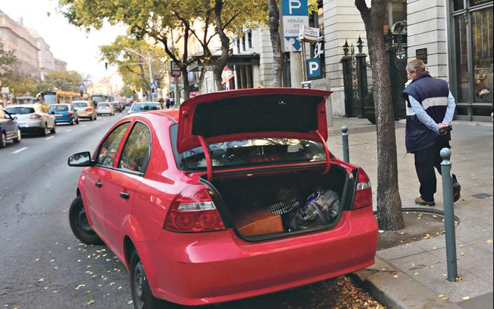 Nyitott csomagtartóval ingyenes a parkolás