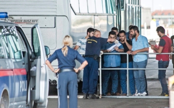 Migránsok Hegyeshalomnál - A kormányszóvivő az osztrák határnál tájékozódik