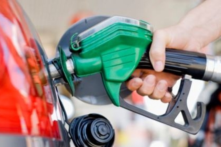 Emelkedik a benzin ára, a gázolajé csökken