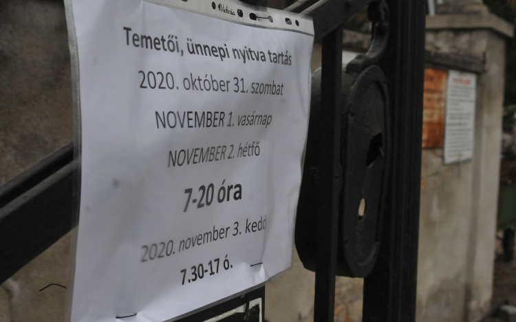 Hosszabb temetői nyitva tartás a hétvégén