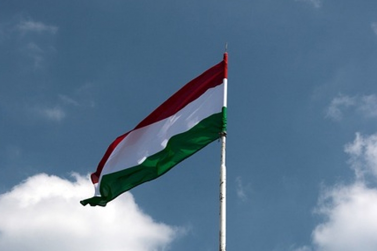 Rajz- és esszépályázatot hirdettek a magyar címer és zászló ünneplésére