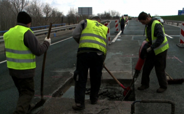 Hatalmas kátyú volt az M1-esen