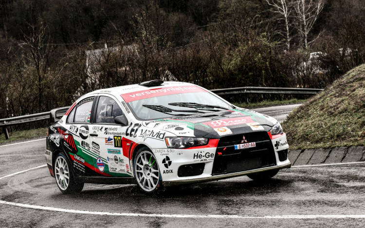 Eszti és Csabi végre versenyautóban…