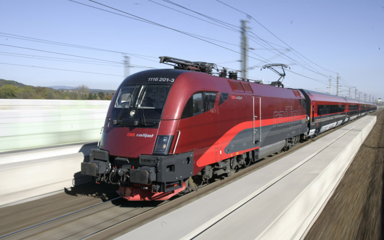 Hamis magánútlevéllel próbálkoztak