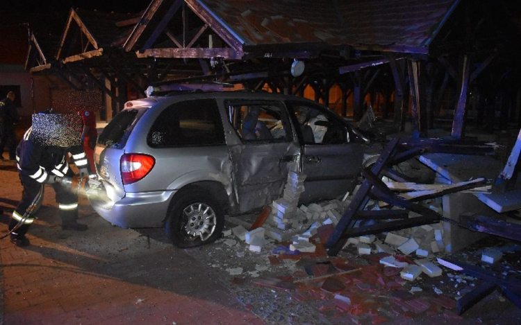 A mosoni piac betonpuljának ütközött - Keresi a sofőrt a rendőrség