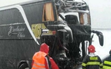Cseh autóbusz súlyos balesete Szlovákiában