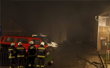 Autók, motorok égnek egy autójavító műhelyben Zalacsében