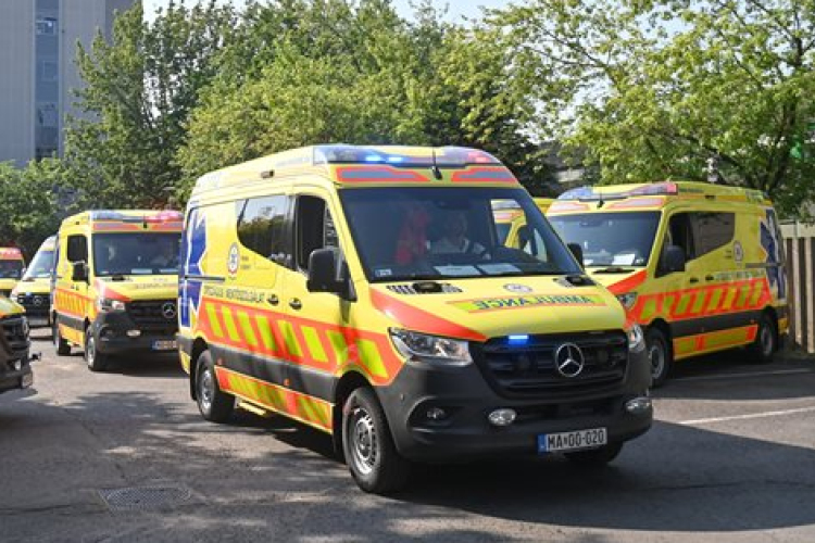 Tizenkilenc új mentőautó állt szolgálatba az Országos Mentőszolgálatnál