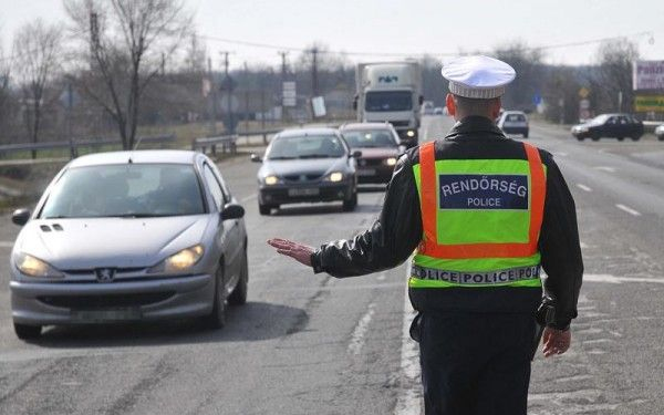 Kamion csúszott az árokba a 86. számú főúton