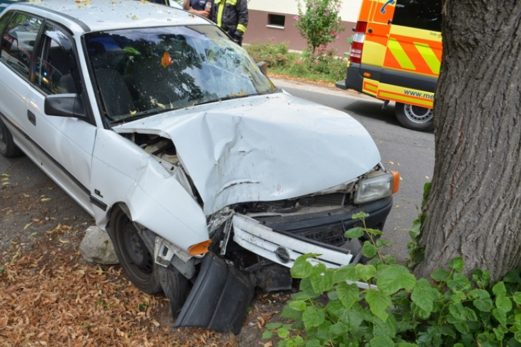 Fának ütközött egy autó a Bartók Béla utcában