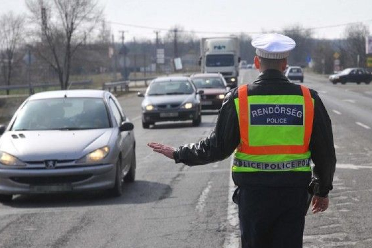 Kamion csúszott az árokba a 86. számú főúton