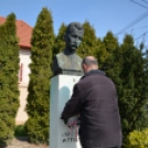 Koszorúzás a József Attila szobornál (Fotó: Nagy Mária)