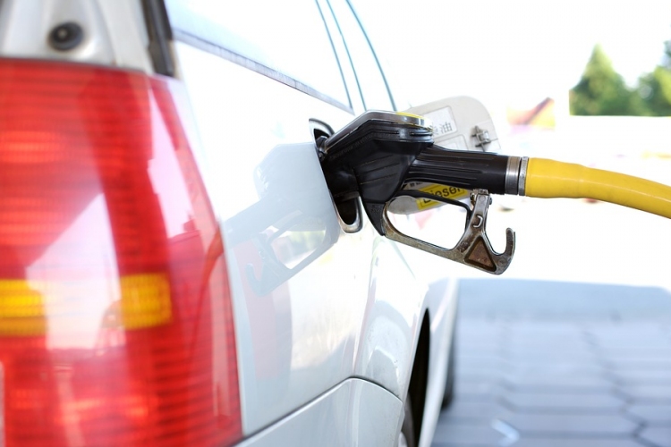Emelkedik a benzin ára szerdán